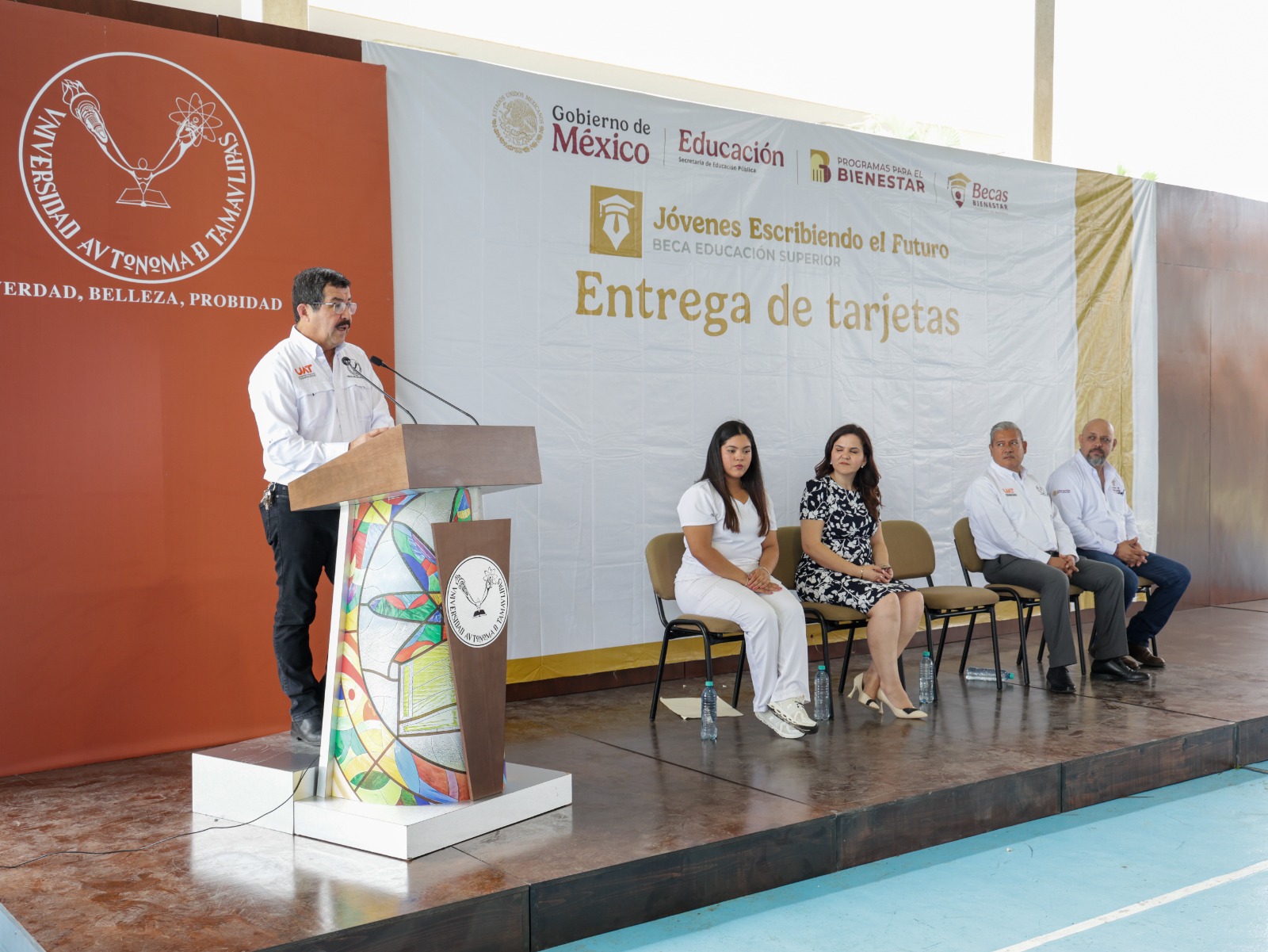 Entrega UAT becas federales a 493 estudiantes de Odontología Tampico