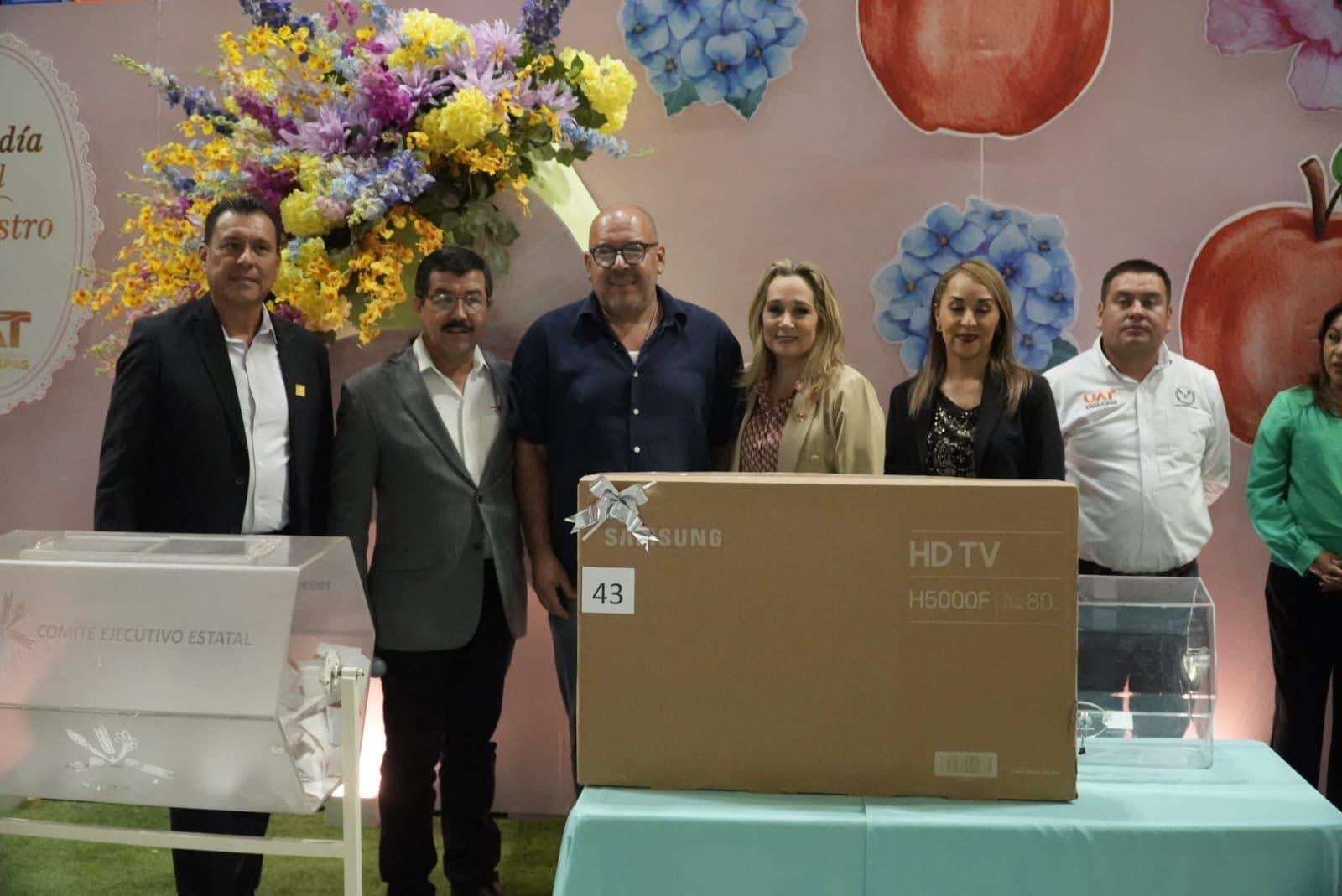 Dámaso Anaya reconoce a docentes como motor de transformación de la UAT