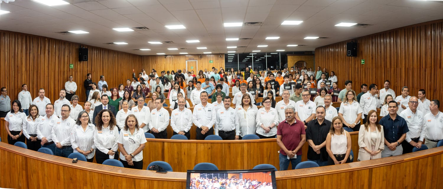 UAT entrega 679 becas y estímulos al mérito académico