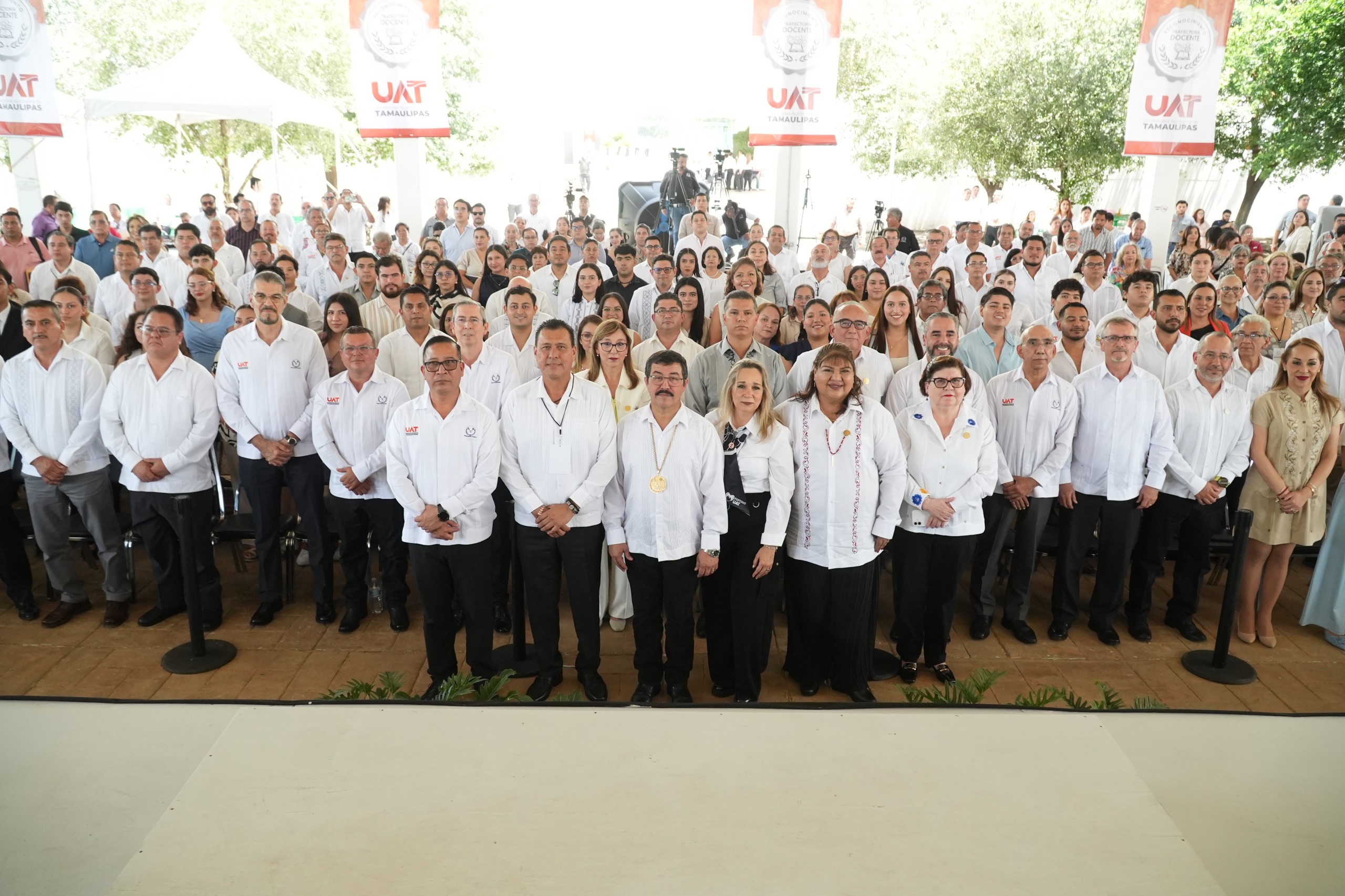 UAT reconoce trayectoria de 215 docentes en asamblea solemne